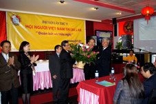 Đại sứ Nguyễn Hoằng tặng hoa chúc mừng Đại hội