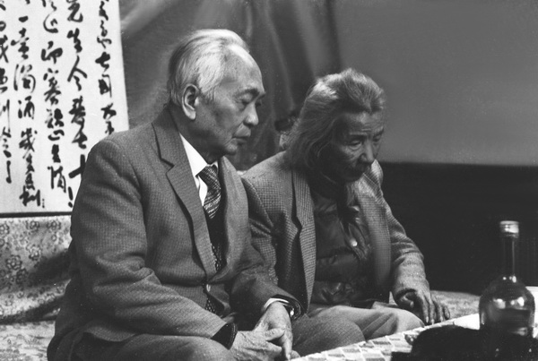Đại tướng Võ Nguyên Giáp và nhạc sĩ Văn Cao tại Nhà hát lớn Hà Nội ngày 7/12/1989. Ảnh: Quang Phùng