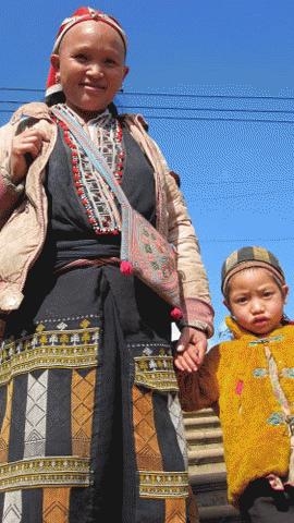 Những em bé trong sương núi Sapa