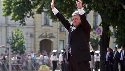 Xung đột tạm lắng, Tổng thống Poroshenko vội vã tới Mariupol
