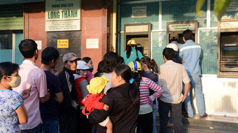 Ngân hàng "trục lợi"... dân khóc vì thu phí rút tiền ATM