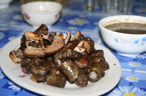 Treo đầu dê bán thịt… gì?