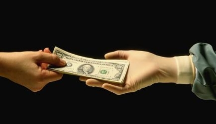 Tăng viện phí và "tụt nhân tâm"