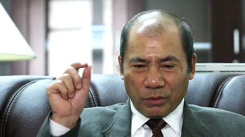 “Được lòng dân thì mất lòng quan”