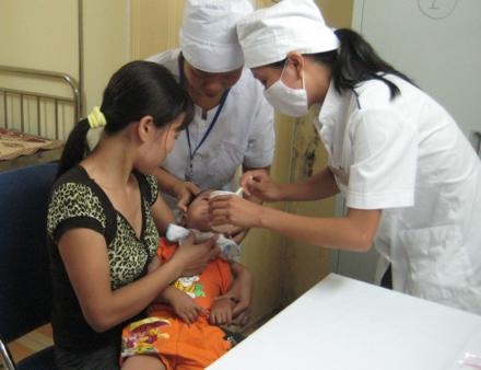 Nên ngưng dùng vắc-xin Rotarix nhiễm virus heo