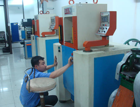 Xưởng sản xuất vàng 'đắp chiếu' trước giờ G