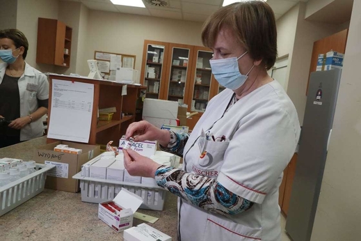 Vác-xin của hãng AstraZeneca: bạn hãy suy nghĩ đi, có nên tiêm hay không?