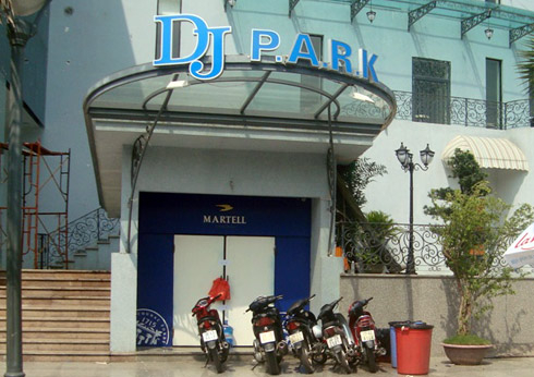 Công viên bị 'xẻ thịt' làm nhà hàng, quán bar