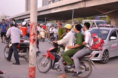Hối hả về quê, đường Hà Nội "nghẹt thở",