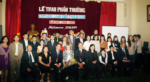 Lễ trao phần thưởng học sinh Việt Nam tại LB Nga đạt xuất sắc và giỏi năm học 2008 – 2009