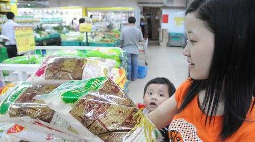 Chi hàng triệu USD nhập cám gạo