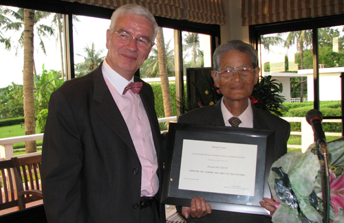 Về phong tặng NSND, NSUT: Đang “tranh cãi”