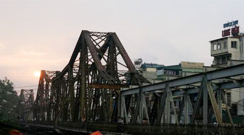 Cầu Long Biên thức giấc...