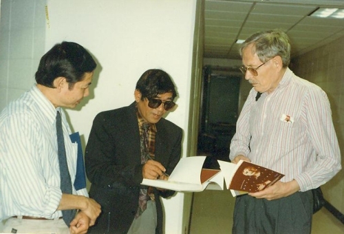 Những “người Mỹ trầm lặng” và cây cầu bắc qua vực sâu hận thù