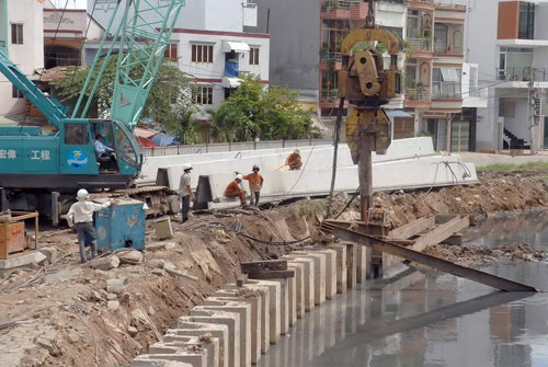 Hàng triệu tấn bùn thải đổ đi đâu?