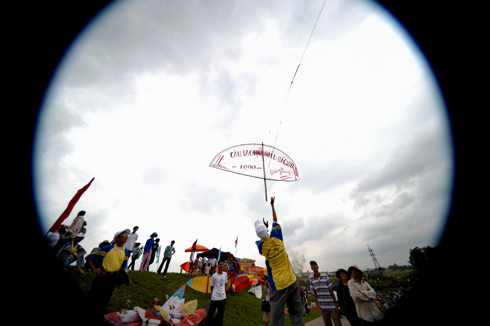 Thả diều kỳ ảo bên sông Hồng