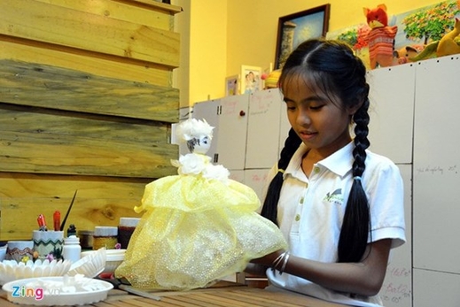 Cô bé 9 tuổi sở hữu quán cà phê độc đáo tại Sài Gòn