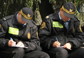 Nhiều thành phố và quân bãi bỏ lực lượng Trật tự Công cộng