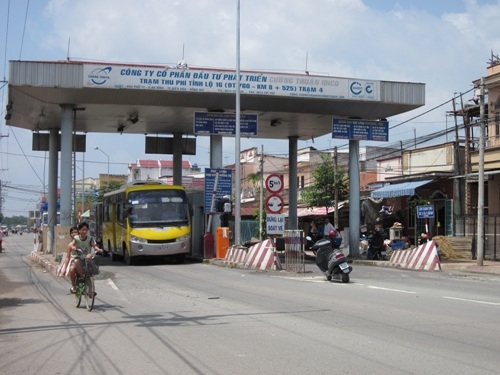 Trạm thu phí bủa vây đường