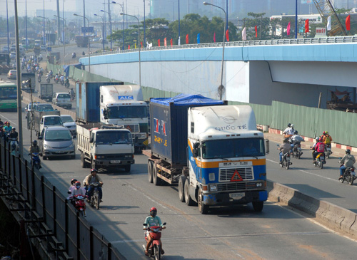 Doanh nghiệp vận tải khổ vì giấy phép con