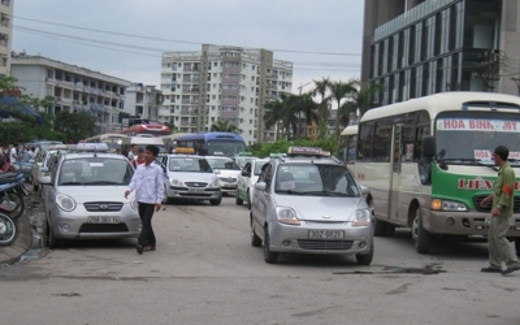 Trận đồ taxi Hà Nội: Bất lực trước 'máy chém'!