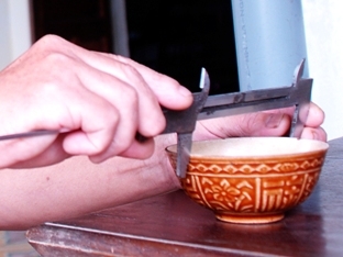 Bí ẩn 23 năm về chiếc bát bỏ gì vào cũng ngọt