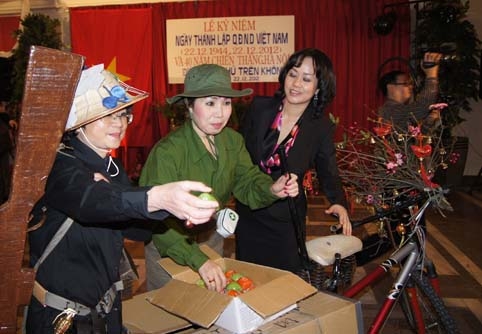 Kỷ niệm 68 năm ngày thành lập QĐND Việt Nam và 40 năm chiến thắng Điện Biên Phủ trên không.