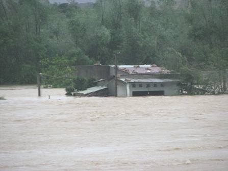 Cơn bão số 9 và cơn lũ kèm theo quần nát miền Trung và Tây nguyên
