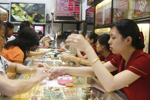 Trước giờ G, vàng bị 'dìm' giá 5 - 6 triệu đồng