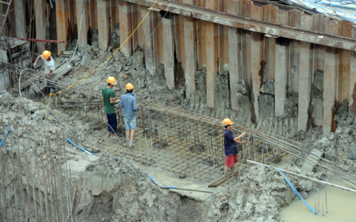 Ông lớn xây dựng đi nhặt bạc lẻ