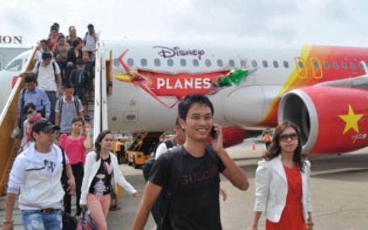 Vé máy bay: Đòi giá cao, ngồi ngóng khách