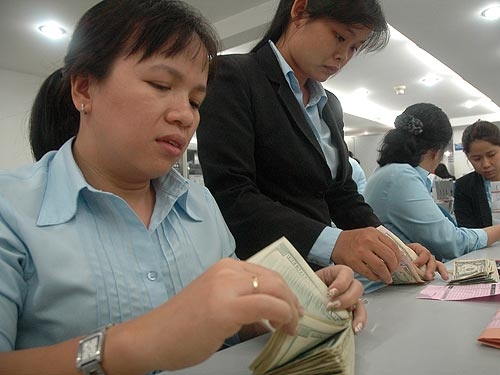 Lãi suất USD “đu” theo tỉ giá