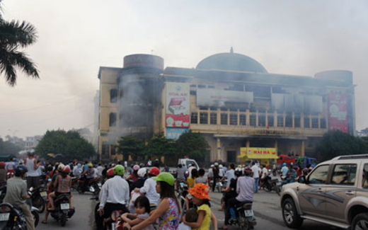 Hơn 400 tỉ đồng của tiểu thương "cháy" theo trung tâm thương mại Hải Dương