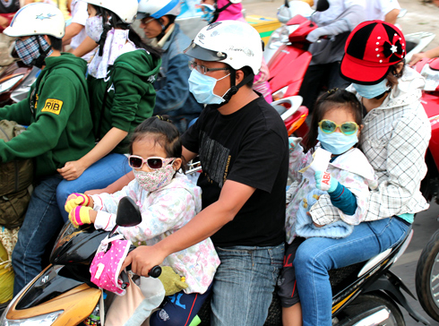 Người dân ùn ùn về thành phố sau Tết