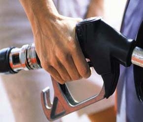 Xăng bán nhỏ giọt còn do bị giảm nguồn cung