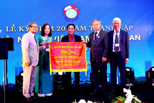 Hội người Việt Nam tại Ba Lan: Thông báo (số II) về tổ chức Lễ kỷ niệm 25 năm ngày thành lập Hội người Việt Nam tại Ba Lan và  Đại hội VII Hội người Việt Nam tại Ba Lan .