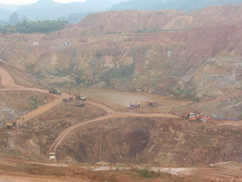 Dân hoang mang với những vết nứt xé toang đường, nhà