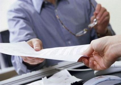 "Đẽo chân cho vừa giày" và căn bệnh "cháu con ai"?