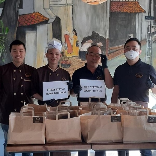 Nem Sài Gòn dành cho các y bác sĩ: "Ban đầu tôi cũng sợ, rằng ẩm thực Việt có thể không phù hợp cho các bác sĩ. Nhưng mà rất ngon"