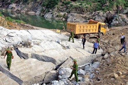 Kỷ luật… xe ben