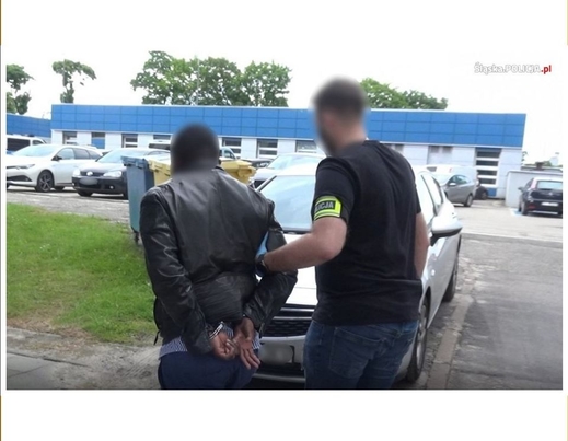 Maphia chào hàng khẩu trang và quần áo phòng hộ trên mạng, lừa hàng triệu złoty của các hãng Ba Lan