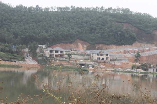 Nguy cơ “đất nền hóa” chân núi thiêng Ba Vì