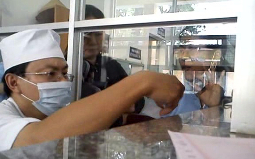 Đẩy bệnh nhân ung thư qua khám dịch vụ