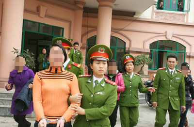 Vụ “hiệu trưởng mua dâm học sinh”: “Nóng” cả trong và ngoài phiên tòa