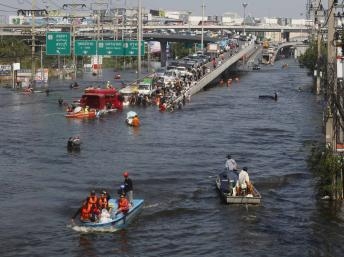 Hàng triệu người dân Bangkok chuẩn bị sơ tán chạy lụt