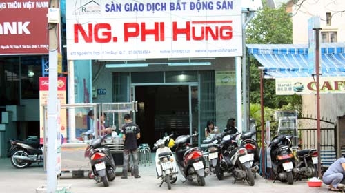 Hàng loạt doanh nghiệp co cụm, phá sản:  Dân nhà đất đi bán phở, bán bia