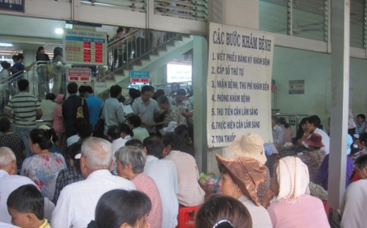 Rút thời gian khám bệnh còn 2-4 tiếng: Không kham nổi!