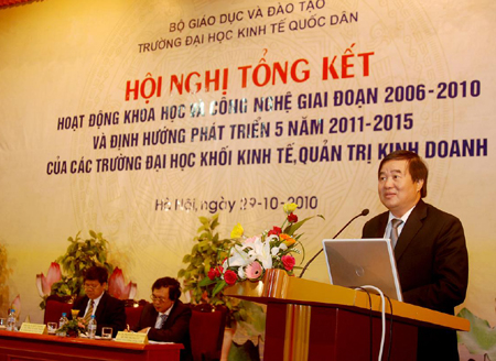 5 năm, không thêm giáo sư nào trong khối kinh tế, quản trị