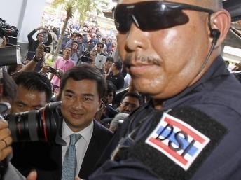 Cựu Thủ tướng Thái Lan Abhisit bị truy tố tội sát nhân