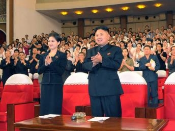 Bắc Triều Tiên: Người đàn bà bên cạnh Kim Jong Un là ai?